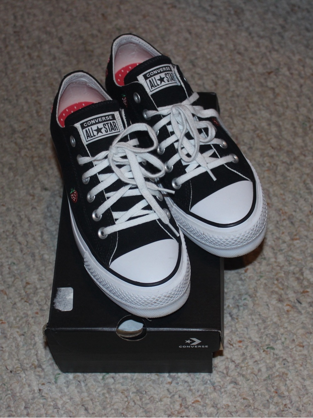 Converse Low Top platform black and strawberry embroidered